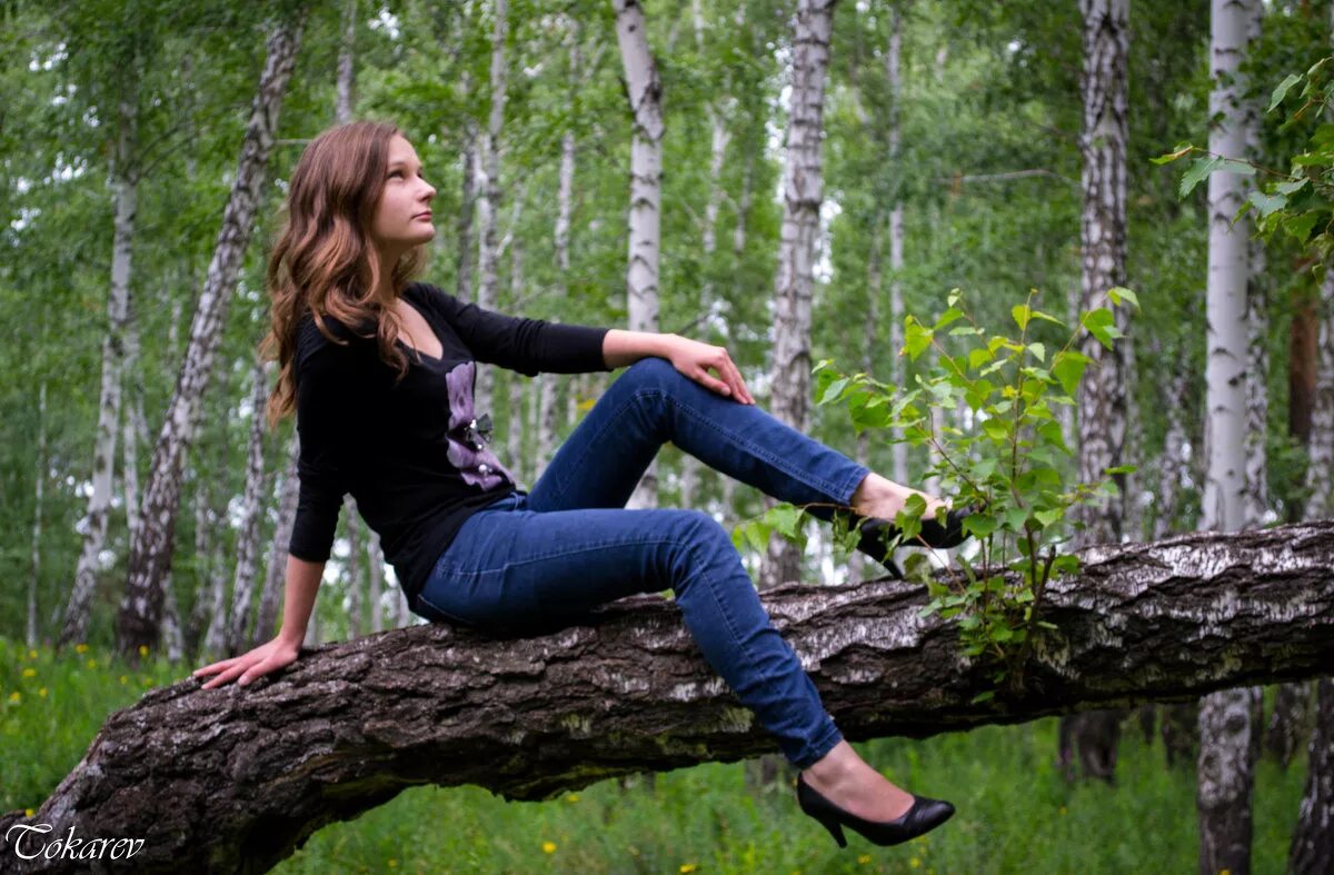 девушка в березовом лесу. парень в лесу со спины. фотосессия в березах. 28 лет в лесу. мужчина на природе.