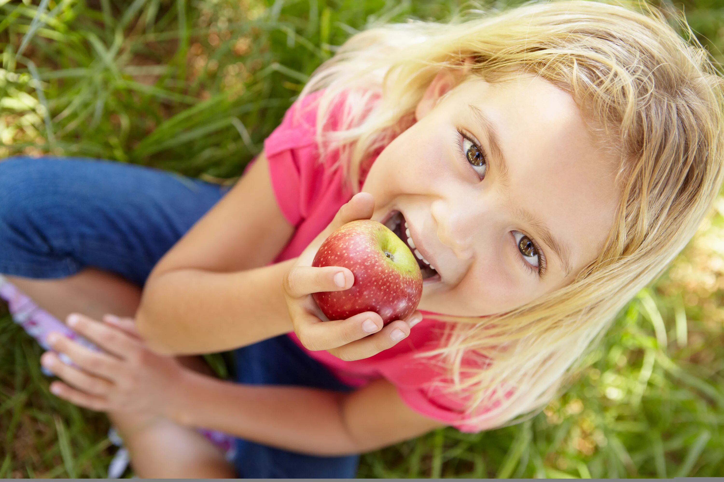 Ребенку можно свежее яблоко. Девочка ест яблоко. Фрукты для детей. Ребенок ест яблоко. Девочка с фруктами.