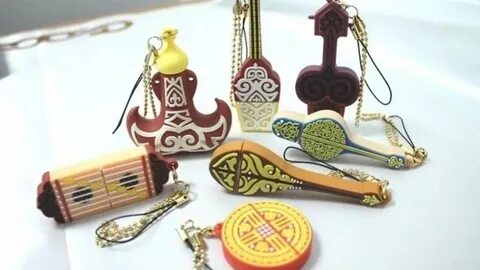 Космикалық керемет қисықтары бар өлтіруші порномодель Келли Дивайн өзінің қара серіктесін мүмкіндігі