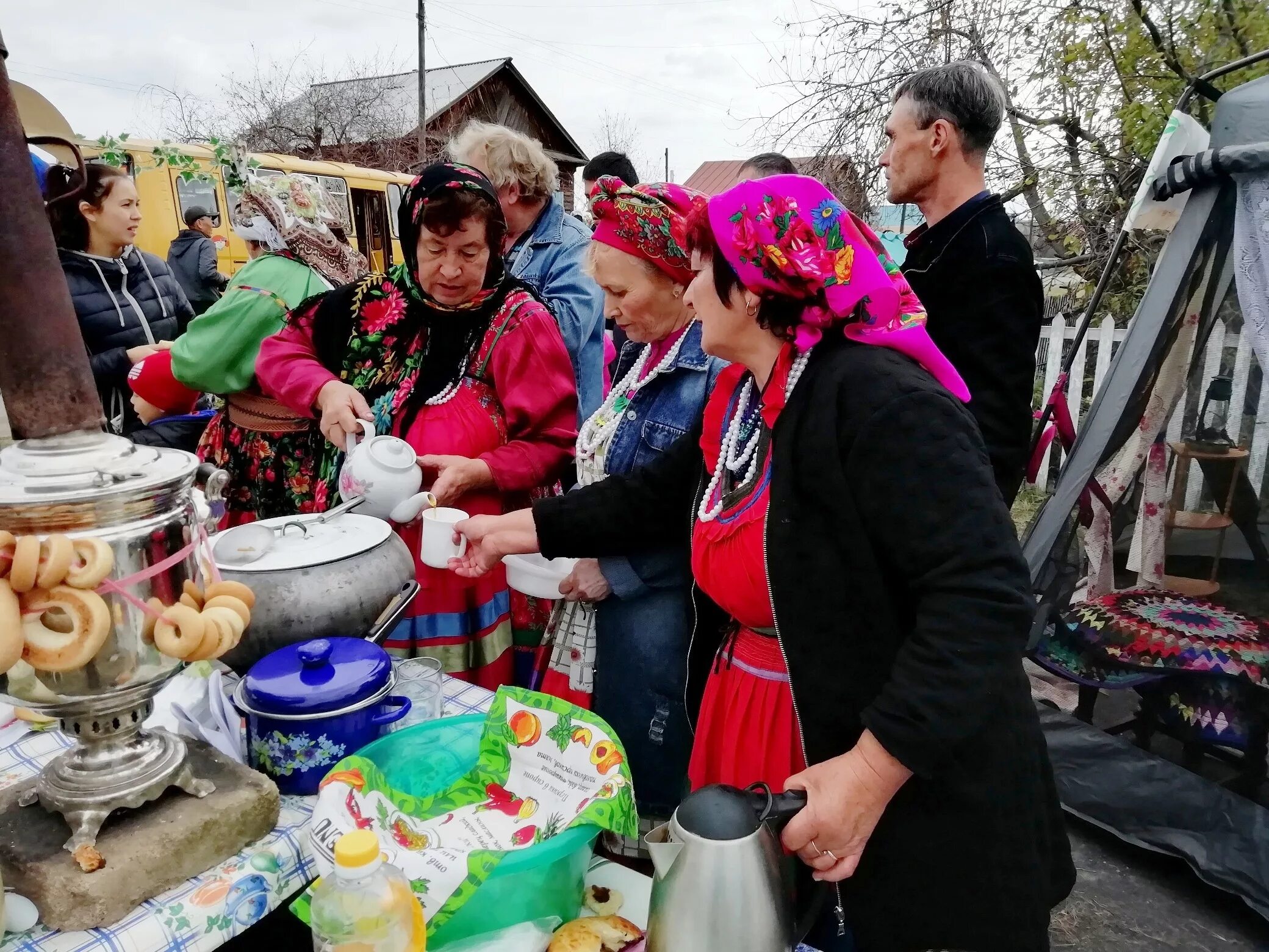 Погода бурятия бичурский. Улица Коммунистическая Бичура. Село Бичура улица Коммунистическая. Праздник улицы Коммунистической Бичура. Бичурские Дворики.