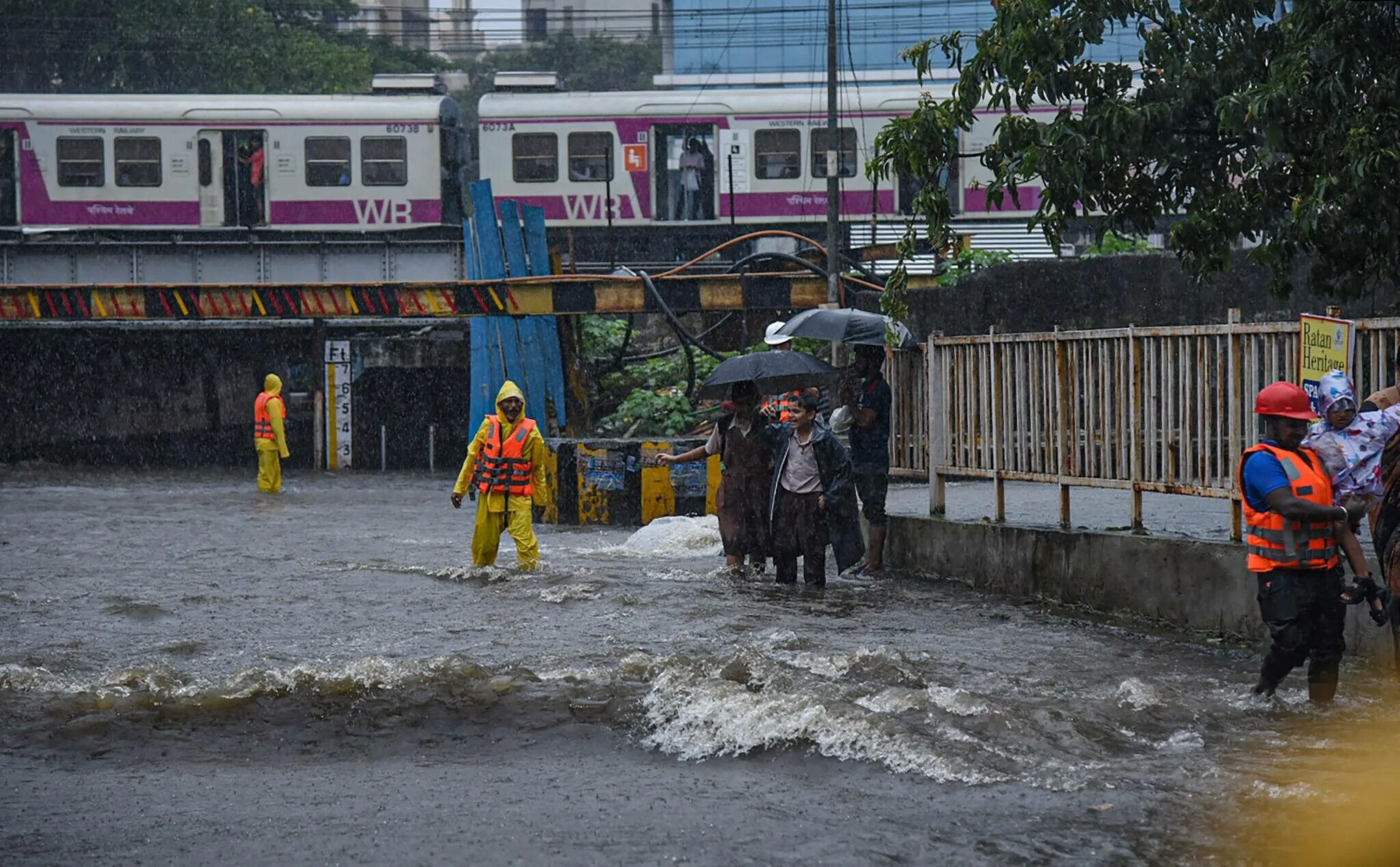 Мумбаи сити 19. Мумбай Индия дожди. Мумбаи Махараштра Индия. Наводнение в Мумбаи. Бомбей дождь.