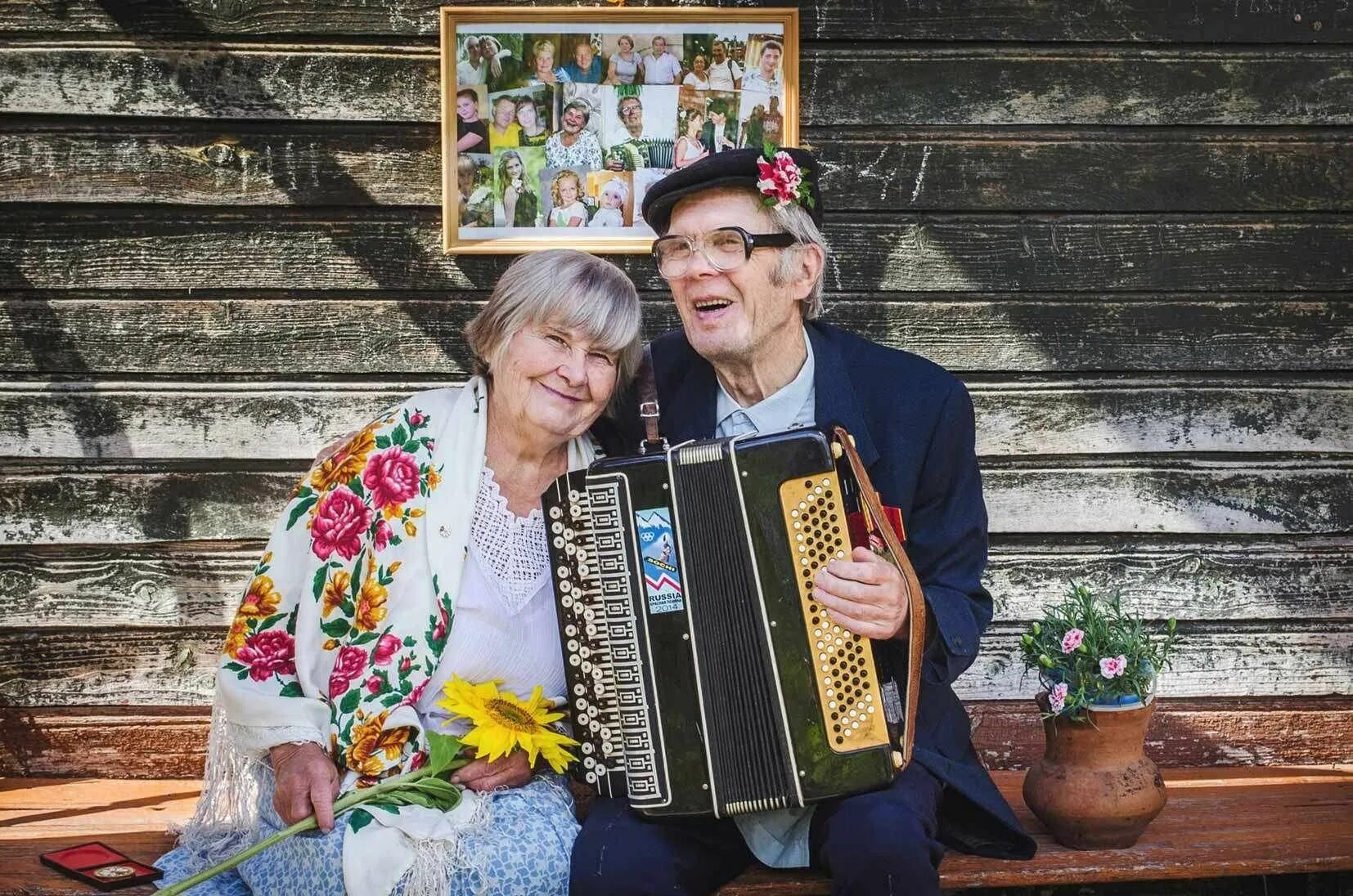 Веселые песни для бабушек. Бабушка рядышком с дедушкой. Пожилые люди поют. Бабушка поет. Бабушка и дедушка поют.