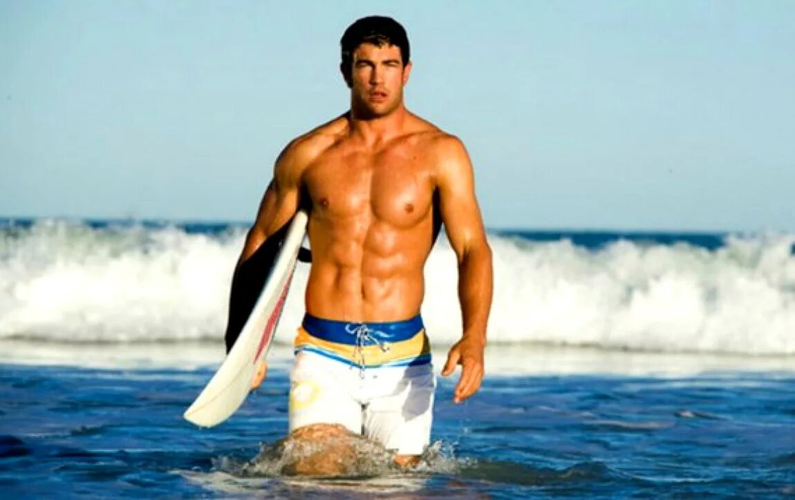 Парень на фоне машины. Фильм мачо и ботан 3 в хорошем качестве. Мачо и ботан с джонни деппом. Выход мачо. Красивые мужчины на пляже.