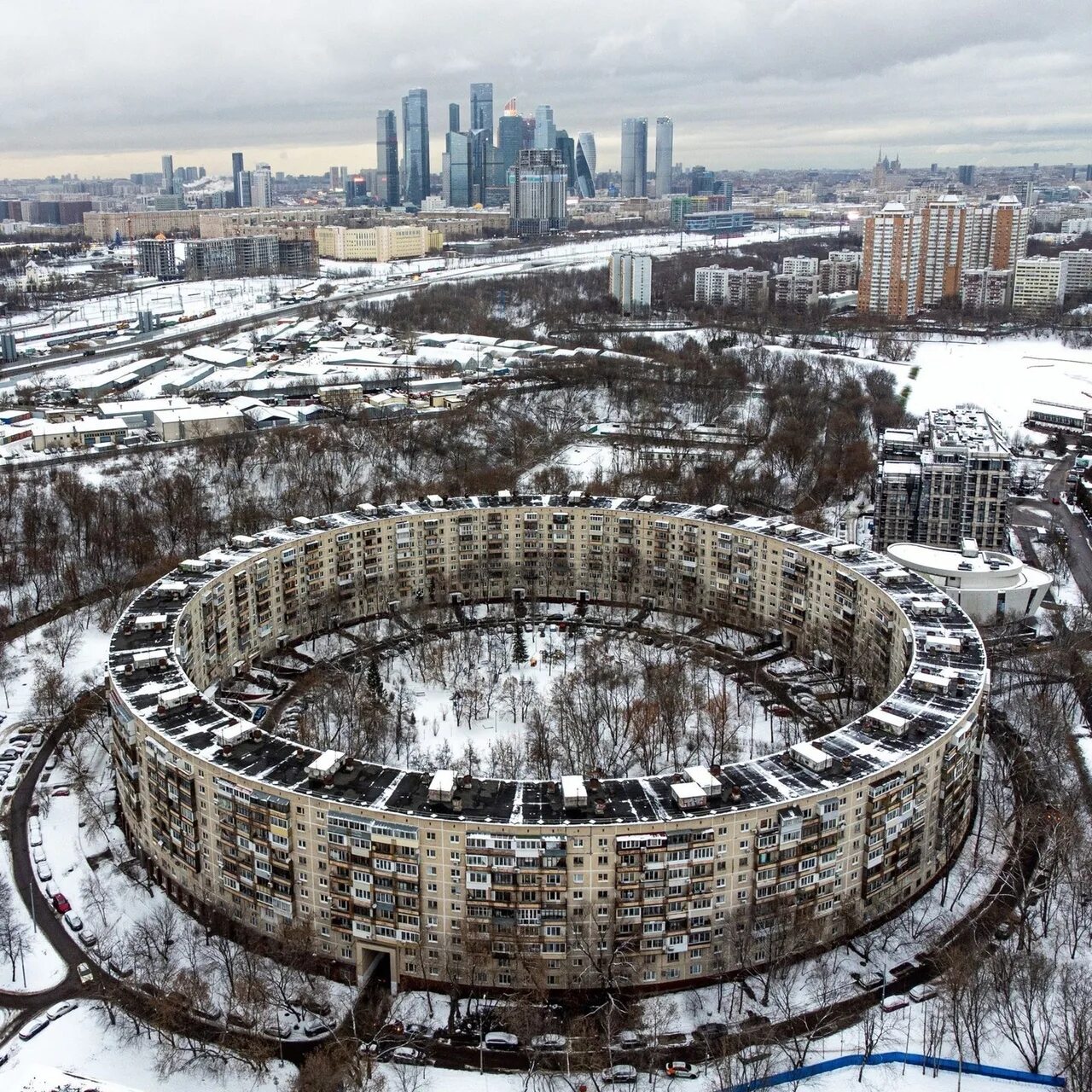 Кольцевая дом 2. Улица Довженко Москва круглый дом. Круглые дом в Москве на ул. Довженко. Круглый дом Довженко 6. Круглый дом на Нежинской улице в Москве.