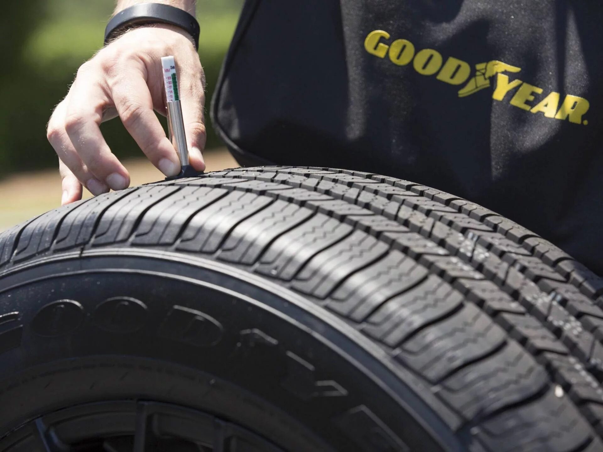 Шин хай. Шины Goodyear с296. Goodyear Tire. Колеса Goodyear. Goodyear шины на автомобиле.