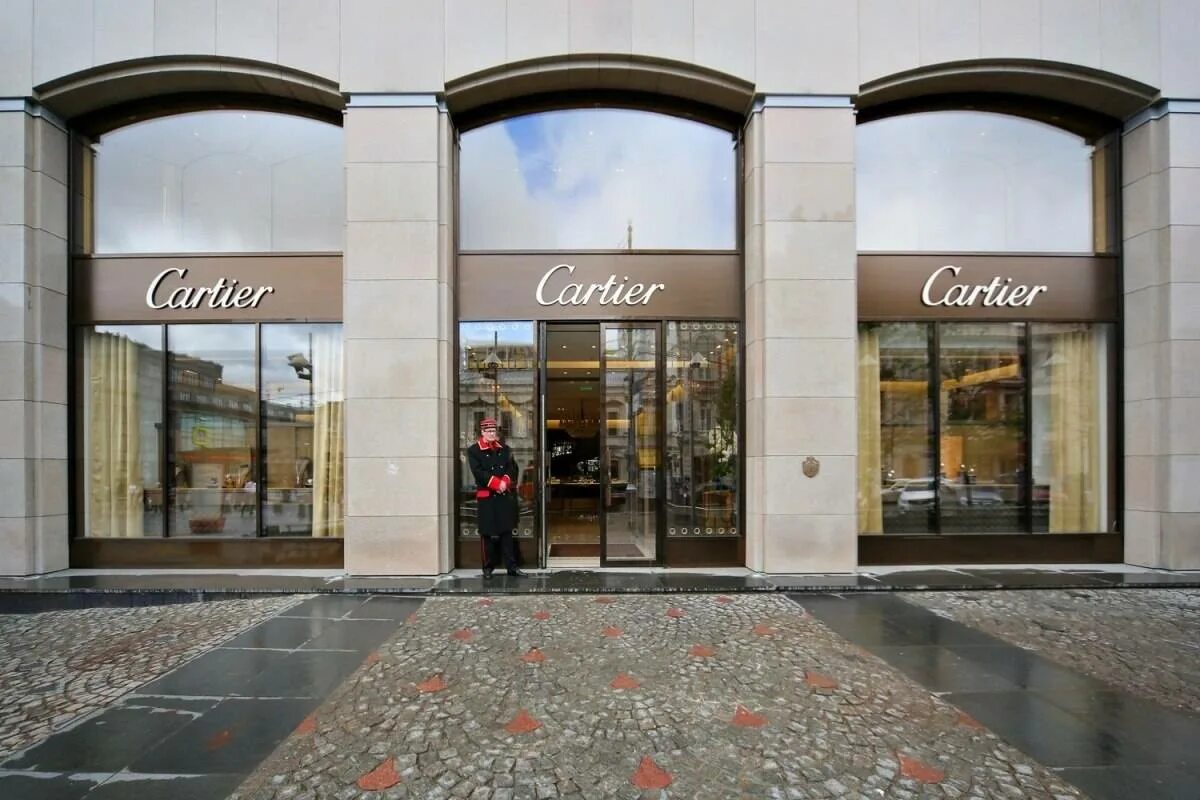 Магазин картье москва петровка 5. Cartier dubai mall украшения. Бутик картье. Бутик cartier. Cartier boutique.