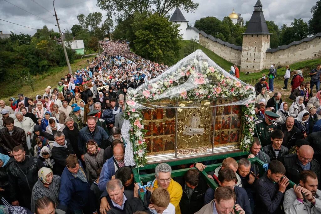 Крестный ход псково-печерский монастырь. Печерский монастырь успение пресвятой богородицы. Успение богородицы в псково печерском монастыре. Крестный ход псково-печерский монастырь. Успение в псково печерском монастыре.