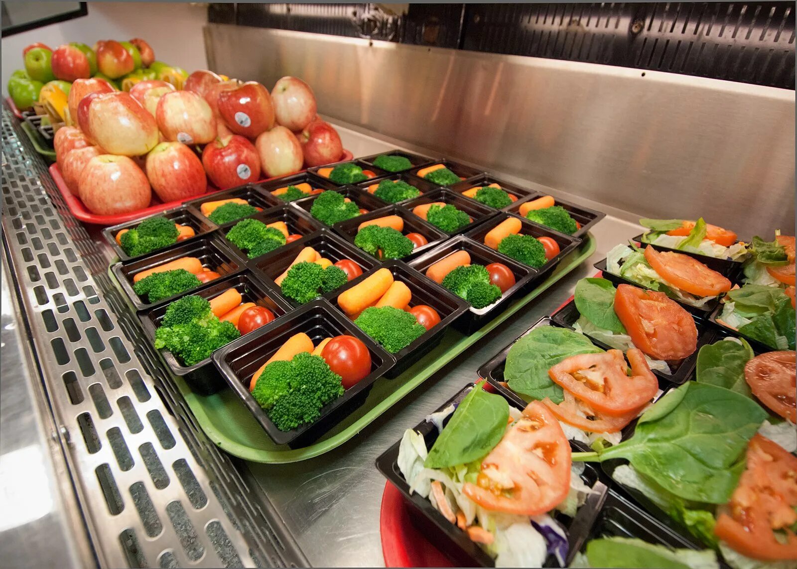 Vegetable lunch. Блюда в столовой. Еда в школе будущего. Блюда школьной столовой. Столовая в американской школе.