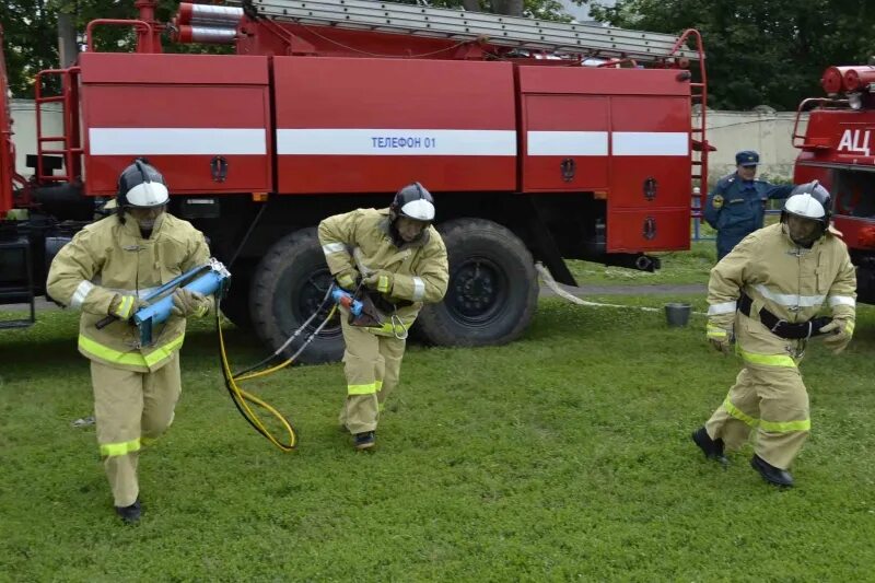 Работник подразделения пожарной охраны. Пожарная служба. Пожарная охрана. Добровольная пожарная охрана. Добровольная пожарная дружина.