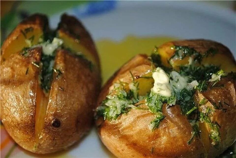 Запечь картошку целиком в кожуре. Картофель в кожуре запеченный в духовке. картошка запечённая в духовке в кожуре. картошка в мундире в духовке. картофель в мундире запеченный в духовке.
