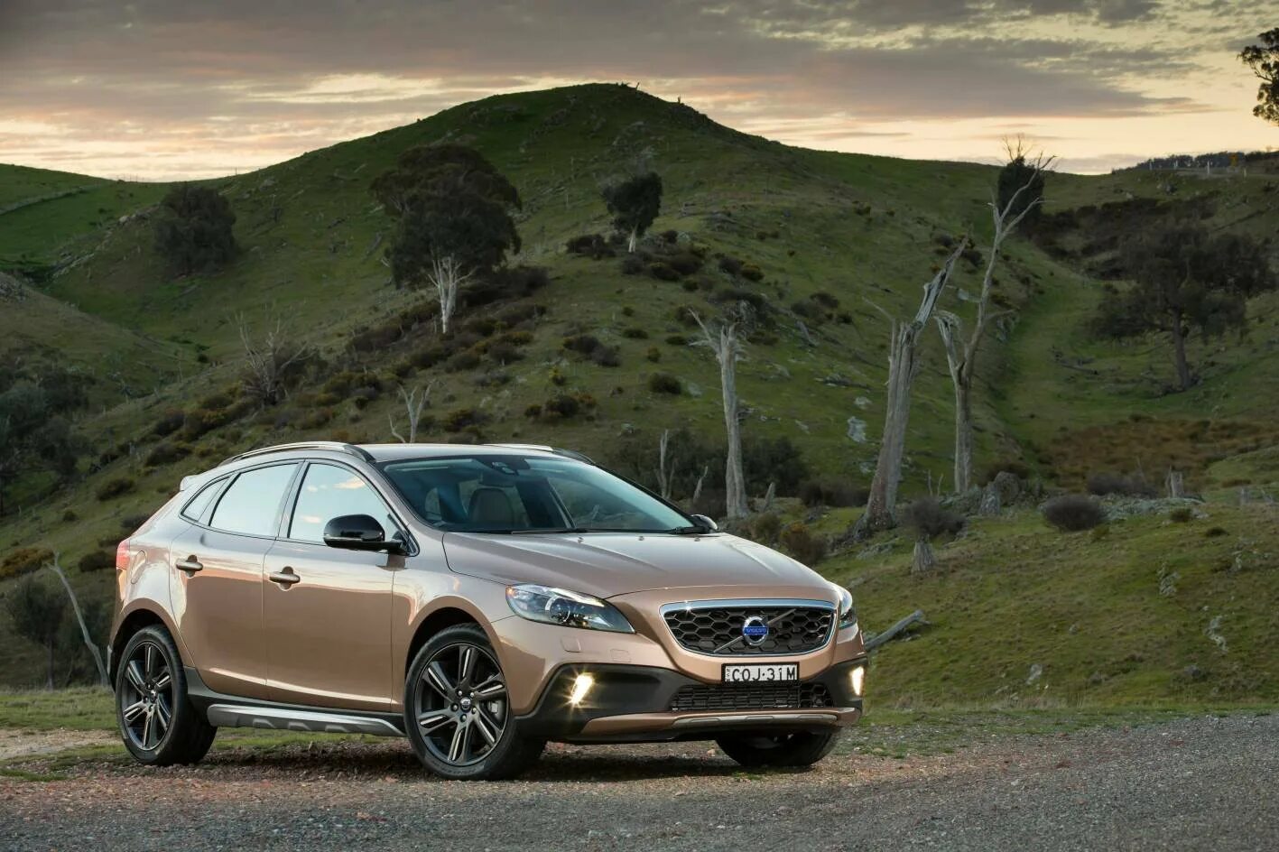 Вольво в40 кросс кантри. Volvo v40 cross country. volvo v40 и v40 cross country. вольво в 40 кросс.