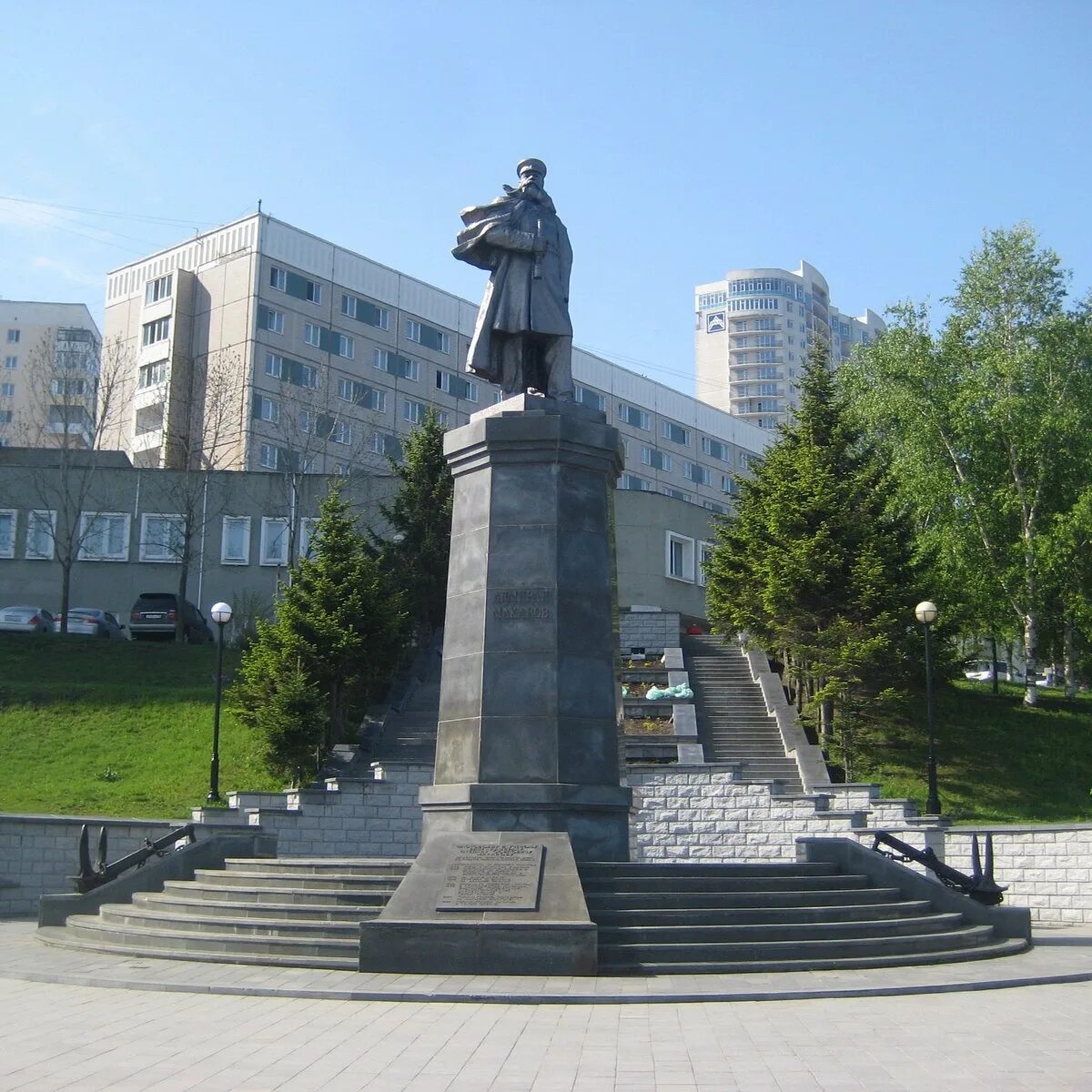 Памятник который находится. Памятник адмиралу макарову во владивостоке. памятник вице-адмиралу степану осиповичу макарову владивосток.