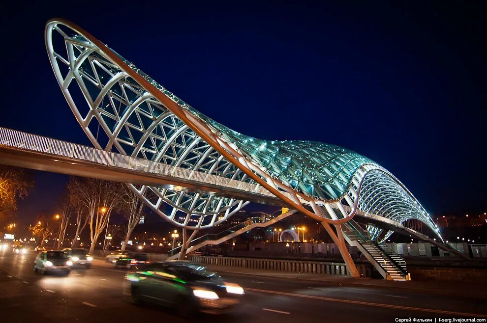 Мост в грузии. Пешеходный мост в Тбилиси. Хрустальный мост Тбилиси.
