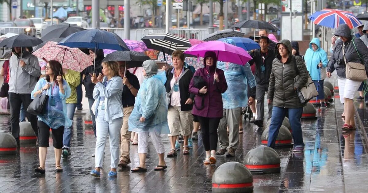 Холодное лето в москве. Холодно в Москве летом. Прохладное лето в Москве. Холодный июнь в Москве.