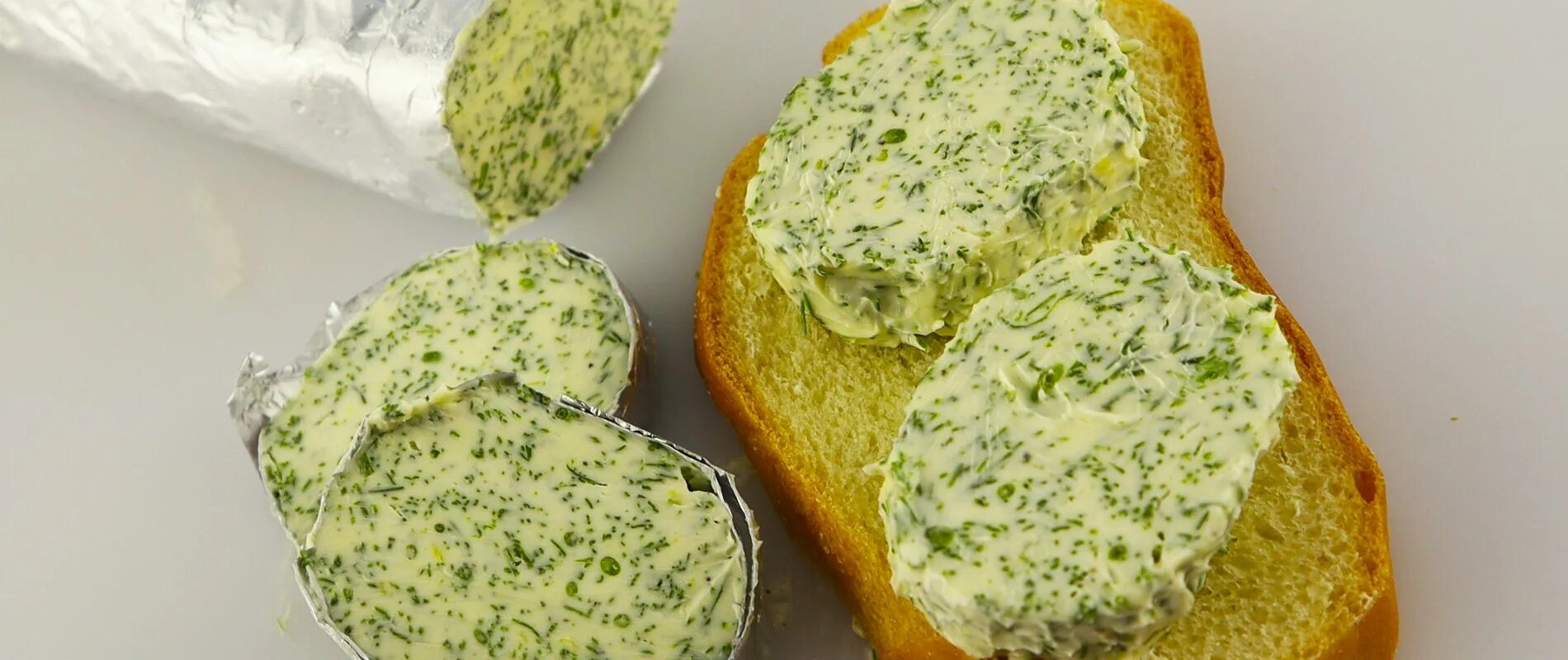 Укропное масло рецепт приготовления для еды. Масло с чесноком и зеленью. Чесночно-укропное масло на завтрак. Укропное масло рецепт приготовления для еды из свежего укропа. Укропный соус описание.