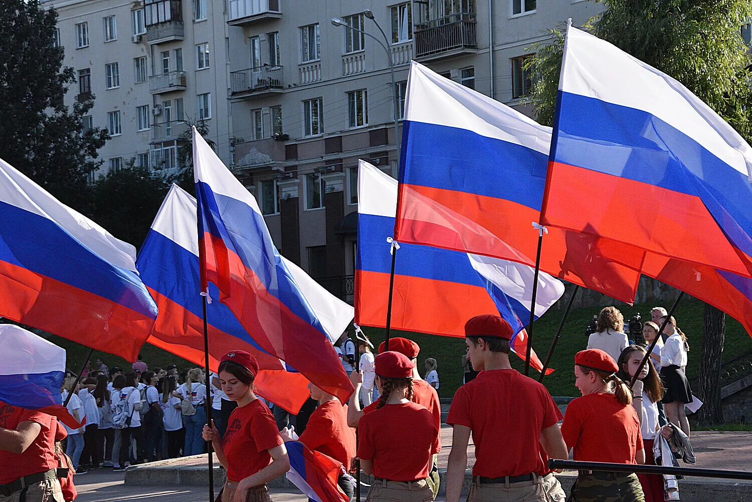 Фото государственного флага. Российский Триколор. Флаг России. Люди с флагами России. Люди с российским флагом.