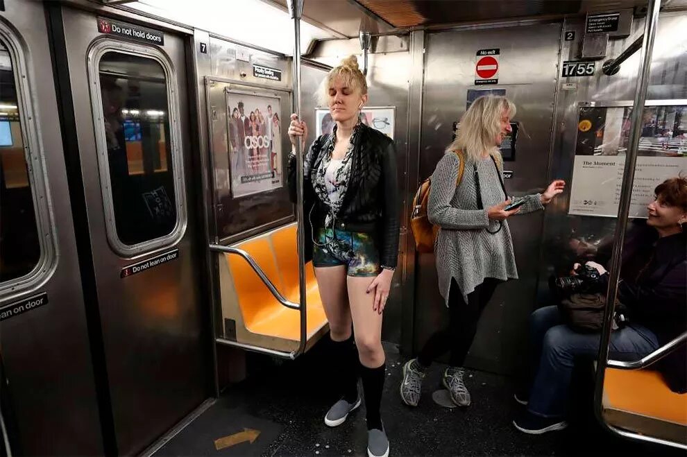 Японское метро без цензуры. No Pants Subway Ride 2020. В метро без штанов. Нью Йорк метро без штанов. Акция в метро без штанов.