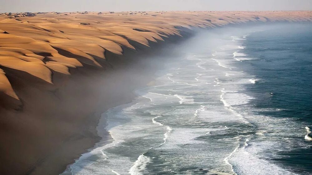2 океана в африке. Пустыня Намиб встречается с Атлантическим океаном. Пустыня Намиб и Атлантический океан Намибия. Побережье пустыни Намиб. Пустыня Намиб побережье Атлантического.