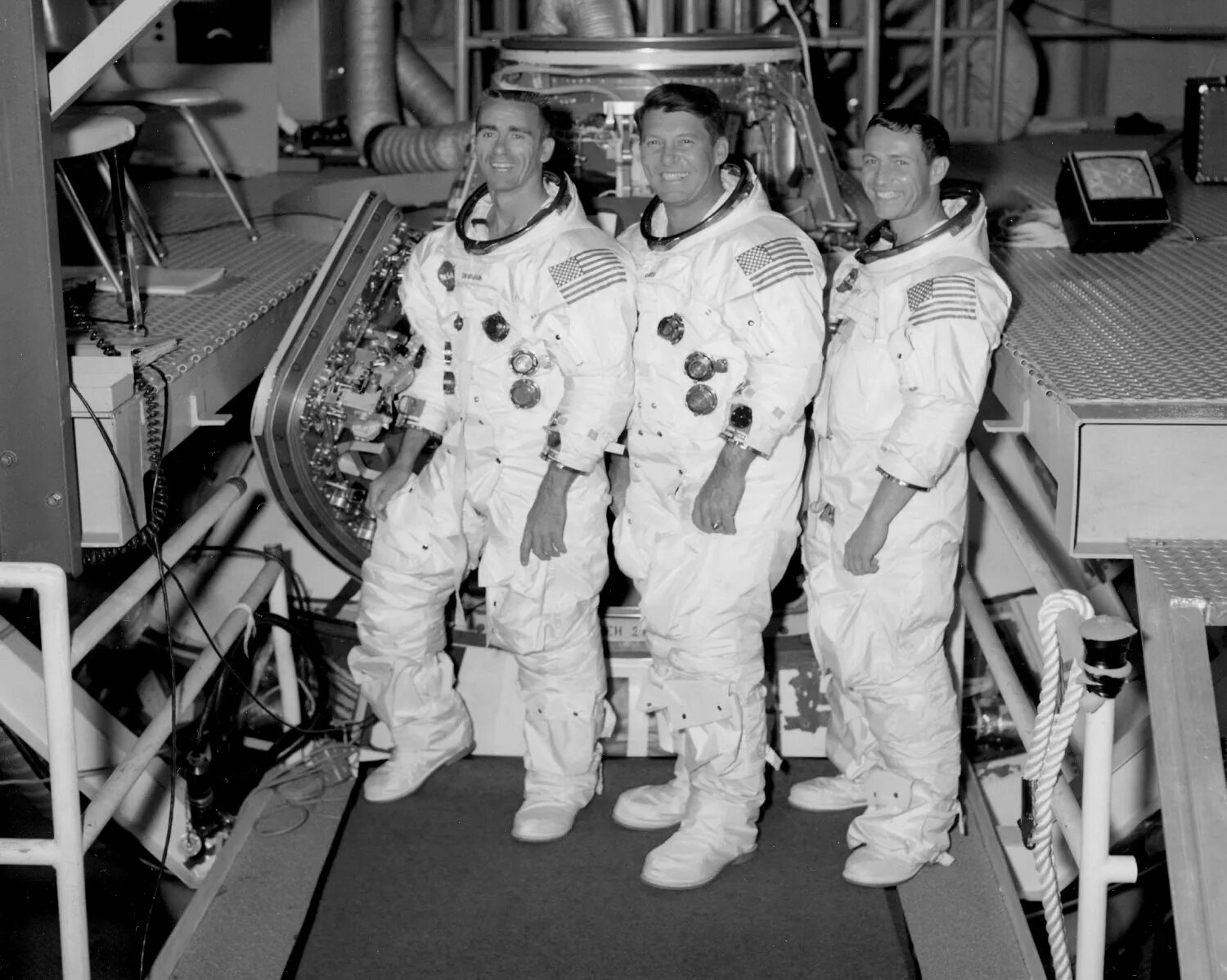Космонавт no 8. Аполлон 7. Экипаж Аполлон-7. Уолт Каннингэм. Деннис Тито первый космический турист.