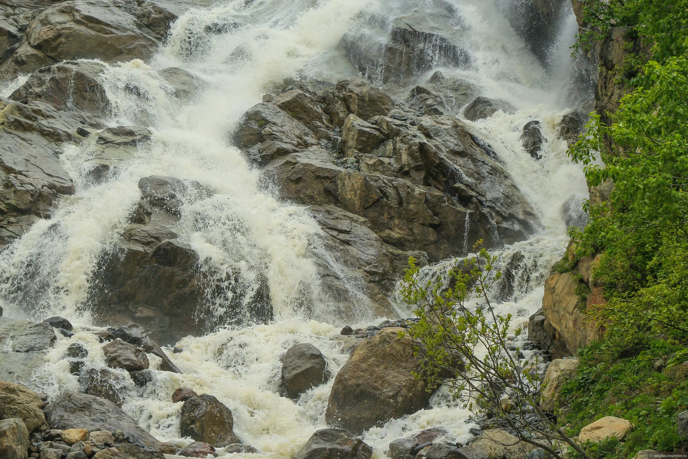 Водопад семь красавиц габала. Водопады в домбае. Алибекский водопад домбай. Чучхурские водопады домбай. Водопад суфруджу домбай.