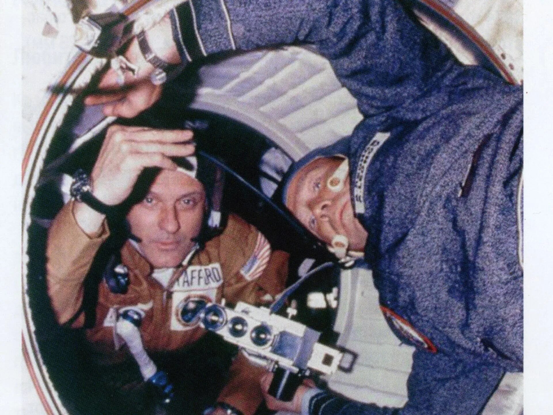 В каком году состоялась стыковка советского. Стаффорд космонавт и Леонов. Миссия Союз Аполлон Леонова.