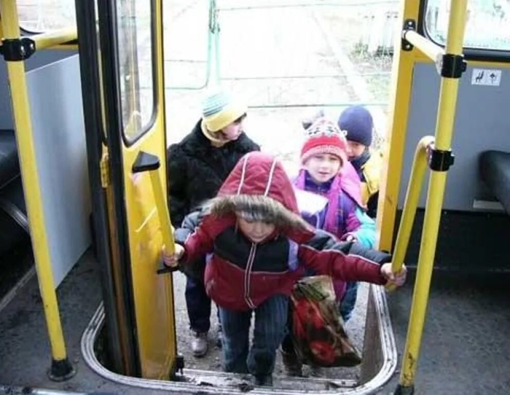 Автобус для детей. Дети в автобусе зимой. Школьники в автобусе. Садиться в автобус.