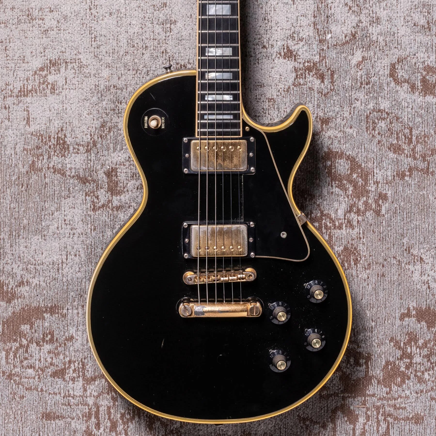 Гитара gibson les paul custom. Gibson les paul custom black. Гибсон лес пол кастом. Gibson les paul custom черный. Les paul black beauty.