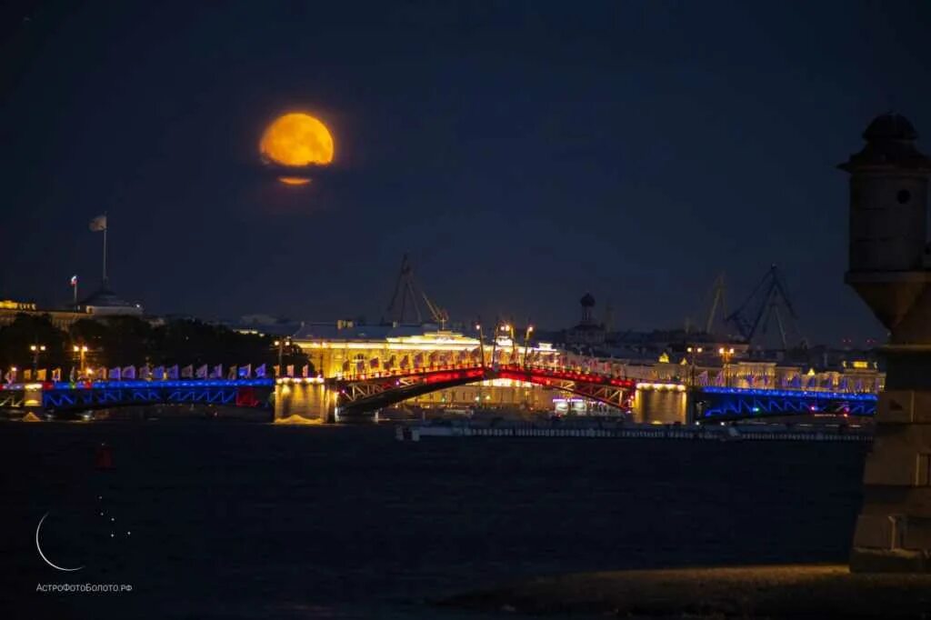 Питер невский проспект крестный ход 2020. Митинг 23 января 2021 спб. Луна над питером. Санкт петербург 23 апреля. Фото с рэп концертов.