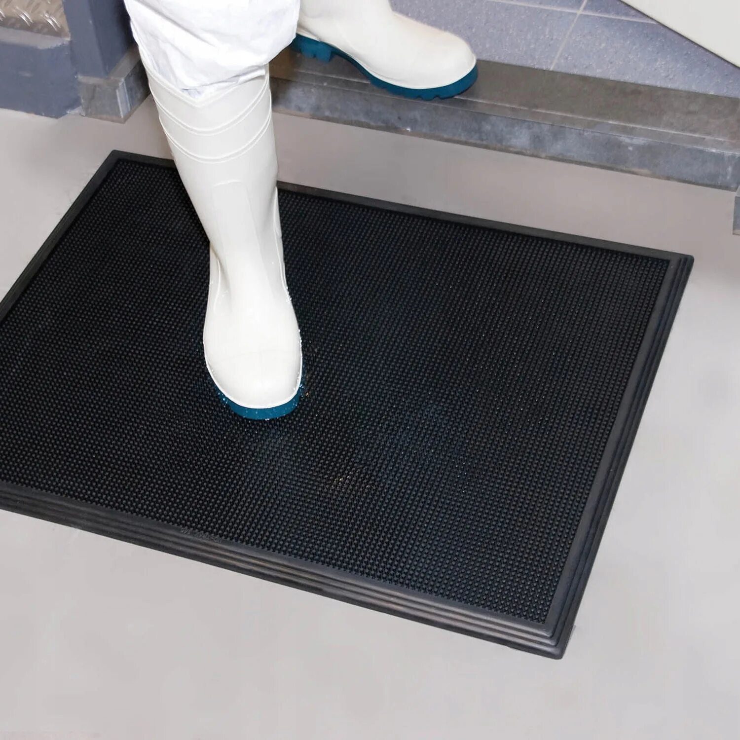 Отмыть резиновые коврики. Коврик резиновый для обуви Cleanwill DRS 623 Boot Tray mat 400х800 мм. Индустриальное напольное покрытие sani-Trax 61 81см. Коврик дезинфекционный 1x80. Коврик дезинфекционный 1х1.5 м.