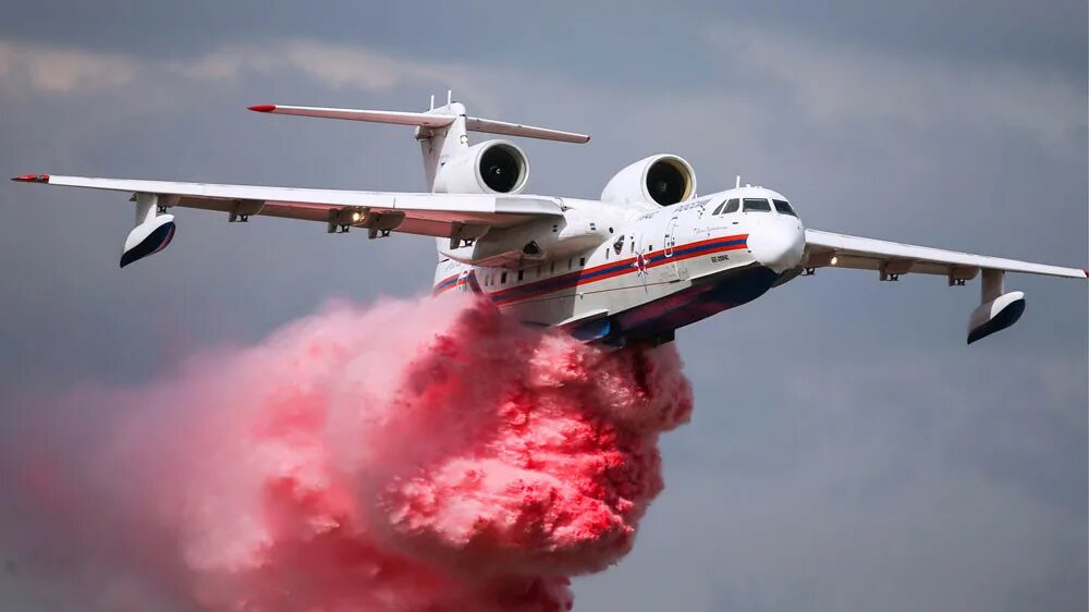 В каком году появились пожарные самолеты. Пожарный самолет бе-200. Самолет для тушения пожаров бе-200. Бе-200 Макс. Бе-200 тушение.