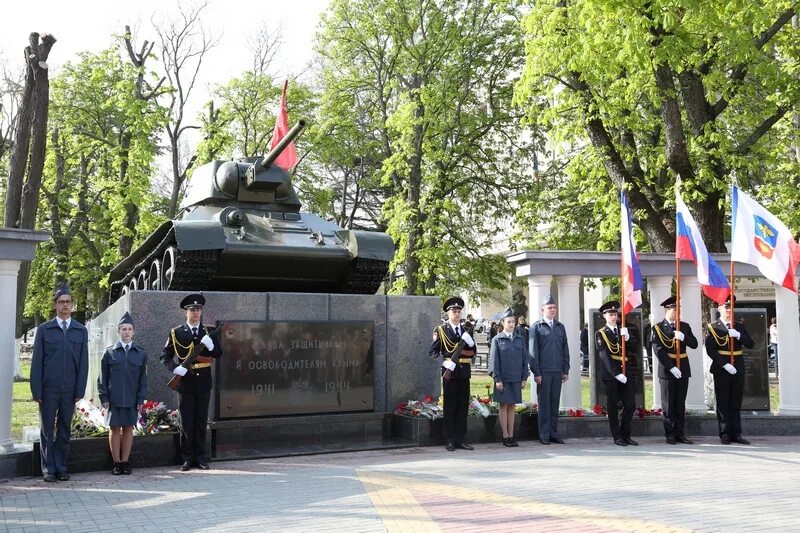 День освобождения симферополя от немецко фашистских захватчиков. Освобождение Симферополя. Освобождение Симферополя 1944. Освобождение Симферополя 13 апреля. Симферополь освобожден от немецко-фашистских захватчиков.