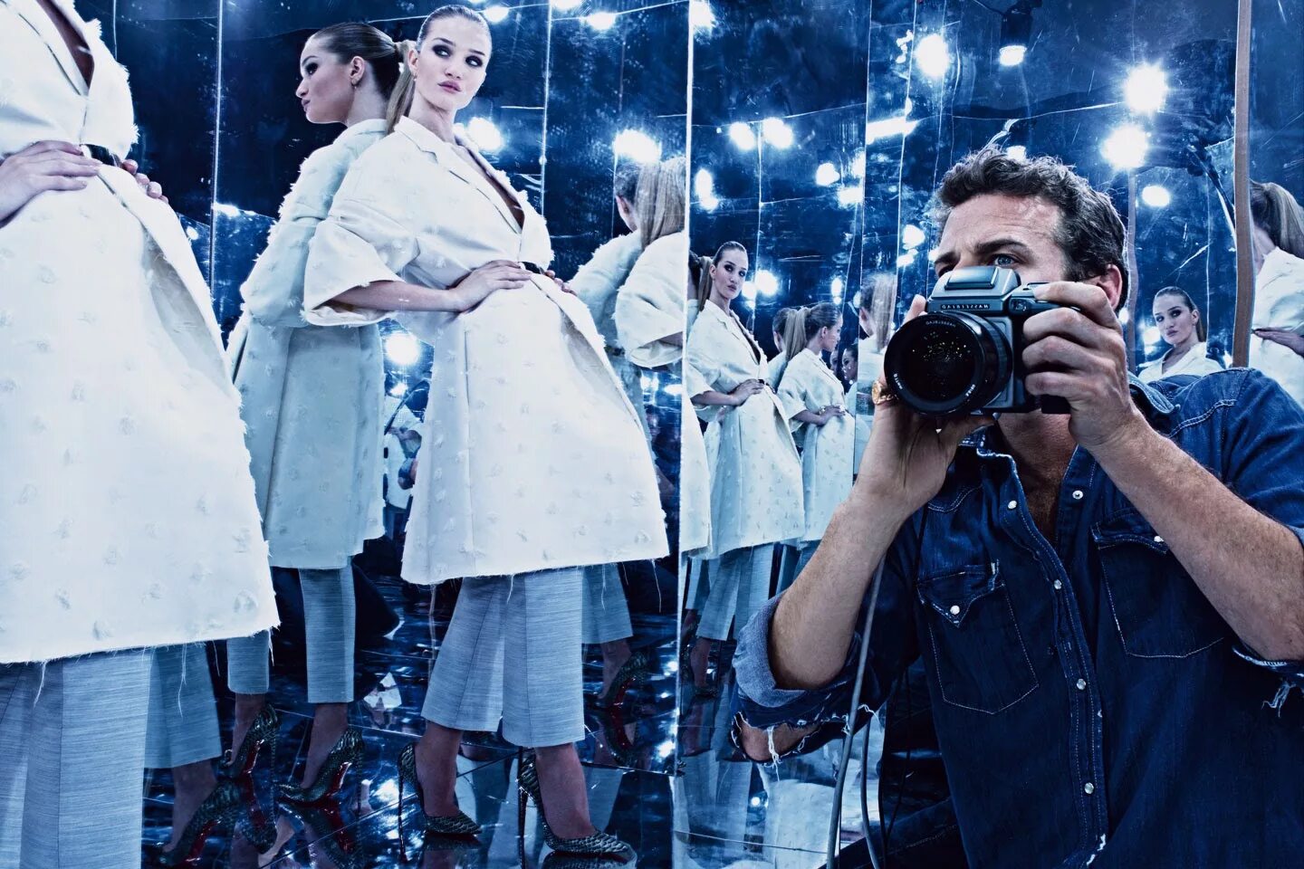 Женщина фотограф. Подросток фотографирует. Согласилась на съемку. Фотосессия с фотоаппаратом. Фотограф фотографирует в студии.