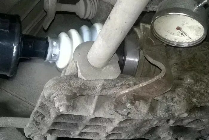 стук в трансмиссии нива. стуки в трансмиссии шевроле нива. нива 2121 шум с правой стороны спереди. люфты в трансмиссии нивы шевроле. убираем стук на ниве шевроле при переключении передач.