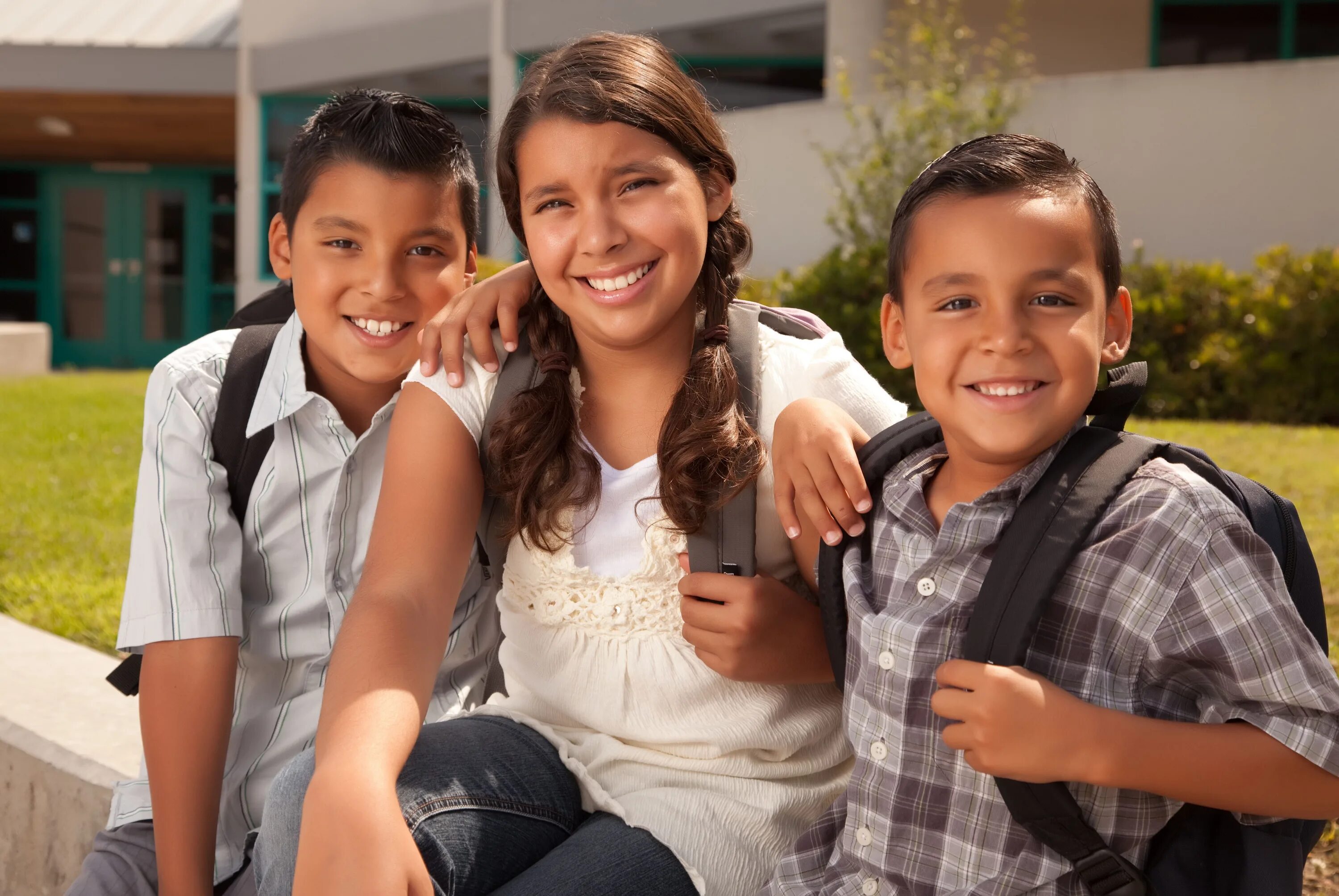 Мексиканцы дети в школе. Брат с сестрой стоковое фото. Школа для детей Мексики. Школа в Мексике дети 12 лет.