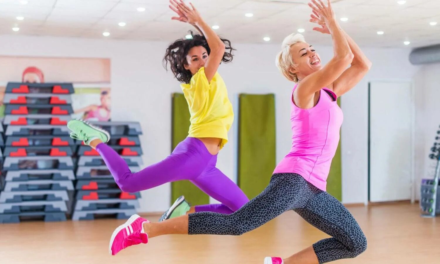 Танцы Zumba Fitness. Аэробика упражнения. Танцевальная аэробика зумба. Танцевальные занятия в зале. Тренировка танцевальная для похудения в домашних условиях