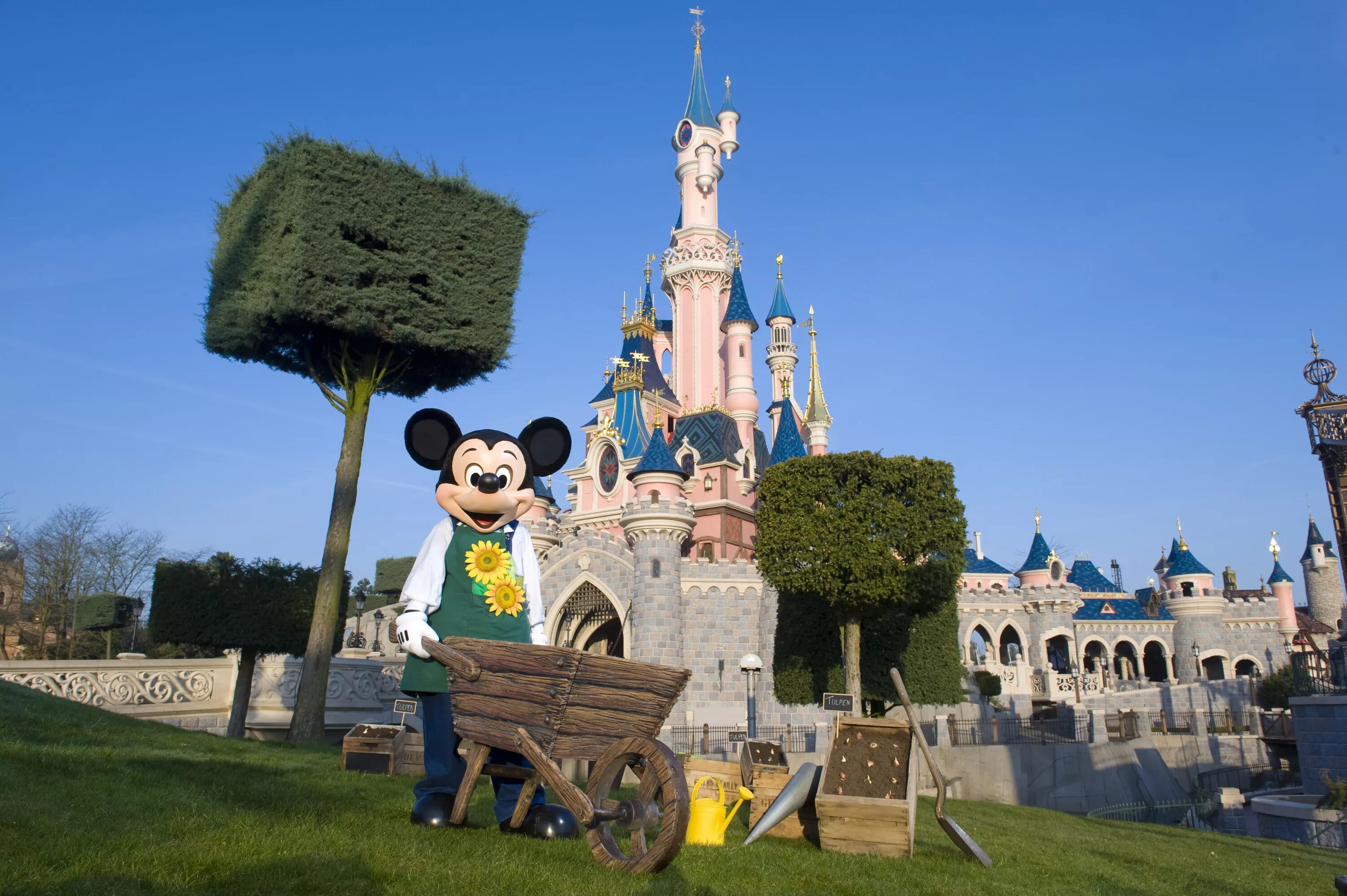 Диснейленд история. Парк Уолт Дисней в Париже без людей. Disneyland Париж парк. Диснейленд Париж Уолт Дисней памятник. Диснейленд Париж Диснейленд парк.
