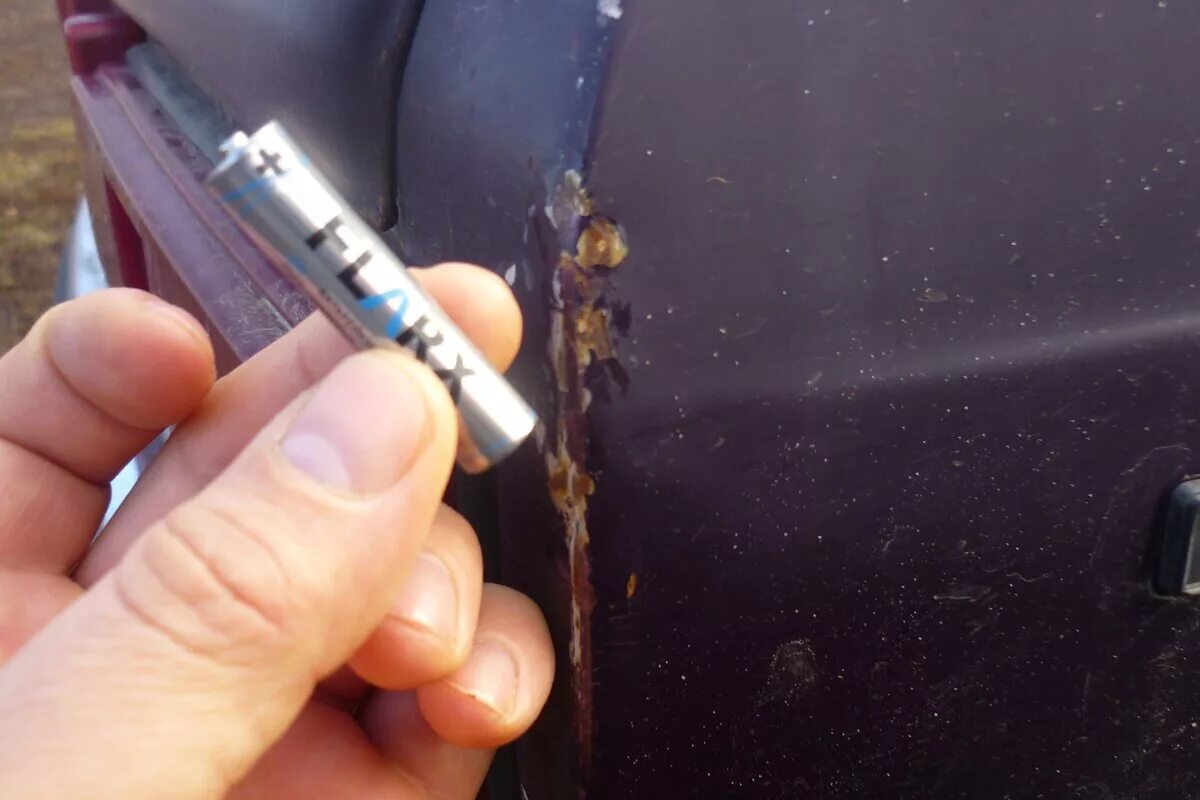 Цинкование с помощью батарейки. Ржавчина от аккумулятора телефона. Батарейка убирает ржавчину. Устранение ржавчины на авто. Батарейка убирает ржавчину.