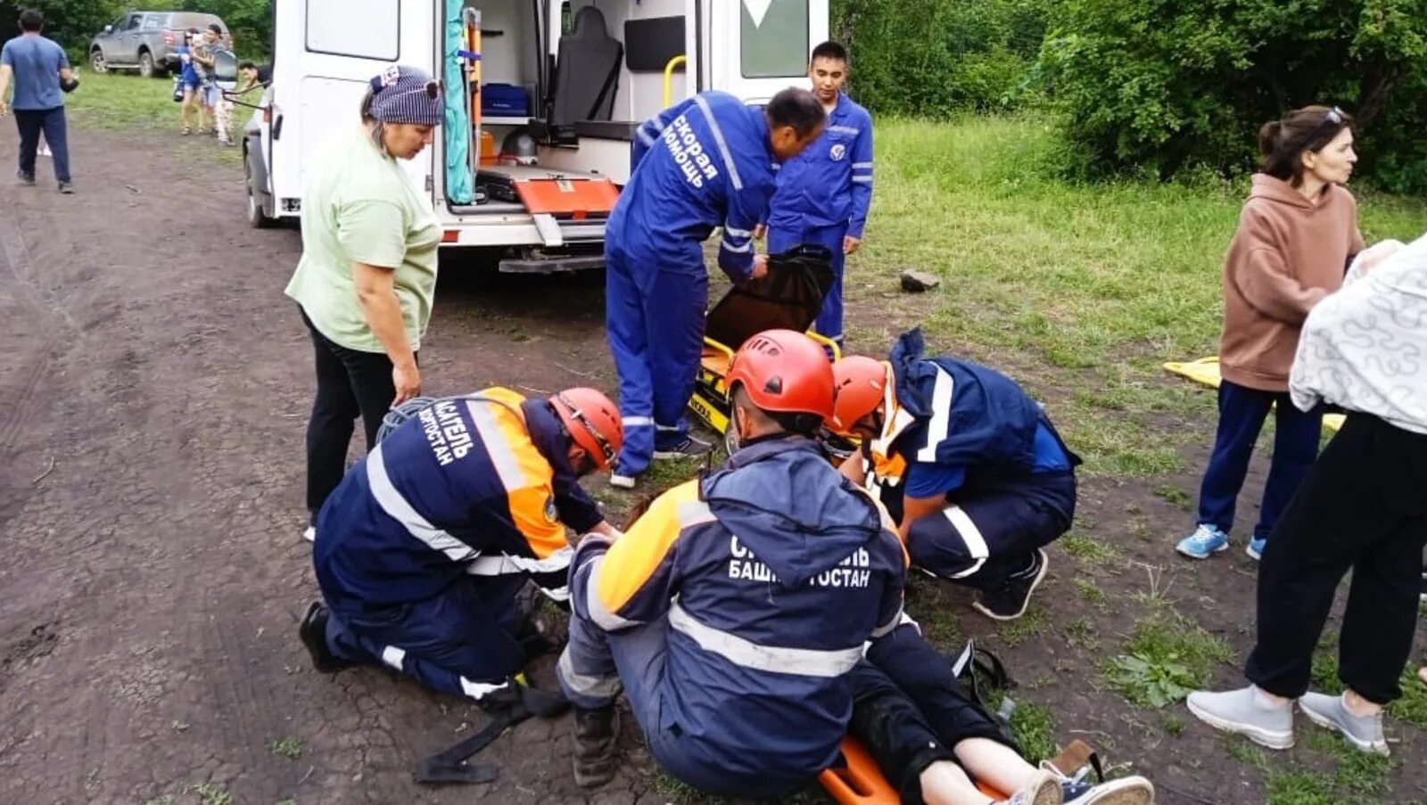 Бригада скорой медицинской помощи. Эвакуация пострадавших. Сбербанк несчастный случай