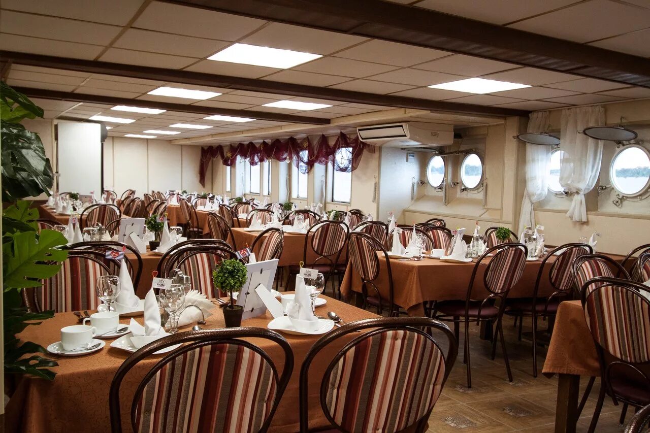 Теплоход н. Теплоход гоголь пермь. Теплоход н. Гоголь пермь. Пароход гоголь пермь.