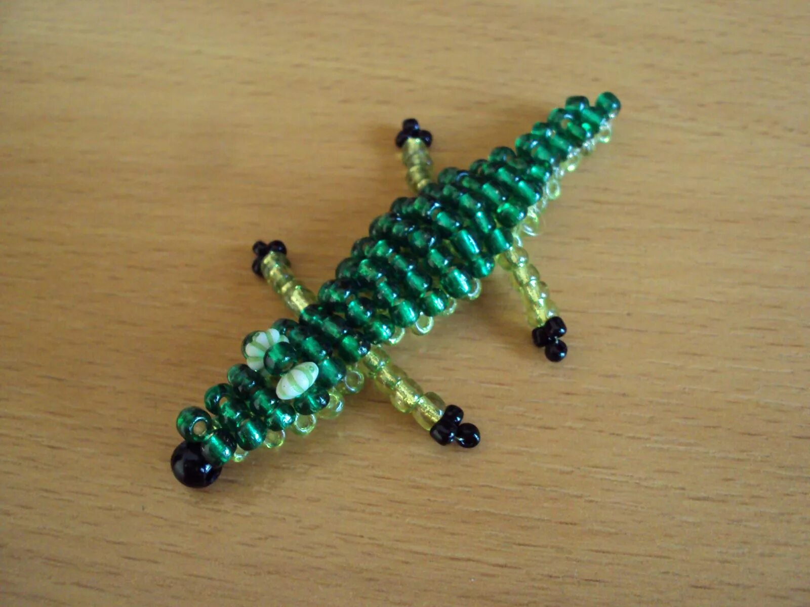 Крокодил из бисера. Плетение из бисера крокодил. Схема крокодила из бисера для начинающих. Крокодильчика из бисера. Как сделать из бисера крокодила.