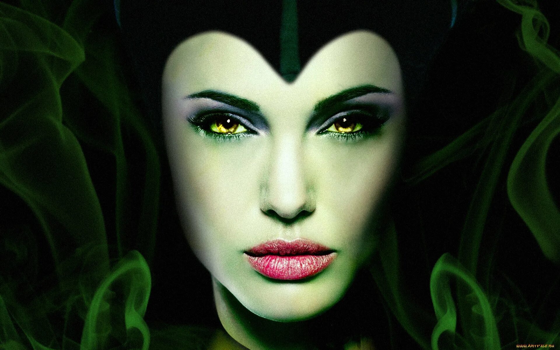 Анджелина Джоли Малефисента. Ведьма с зелеными глазами.