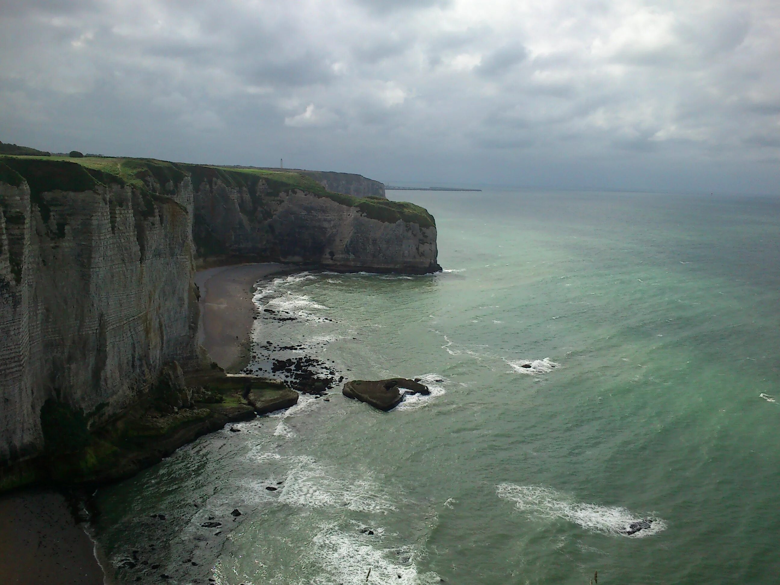 Этрета Нормандия. Нормандия скалы Этрета. Пляж Этрета Нормандия. Etretat Франция залив. Пляж нормандии