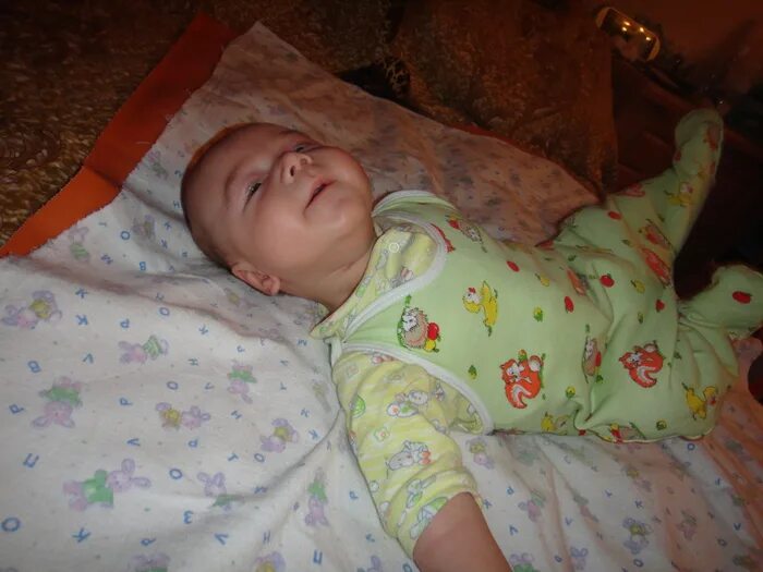 5 месяцев ребенку. Малыш агукает. Когда ребёнок начинает гулить. Месячный ребёнок агукает. Когда дети начинают агукать.