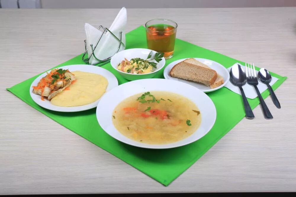 Супы в столовой меню. Сервировка обеда. Сервировка стола для супа. Суп и второе. Суп на столе для детей.