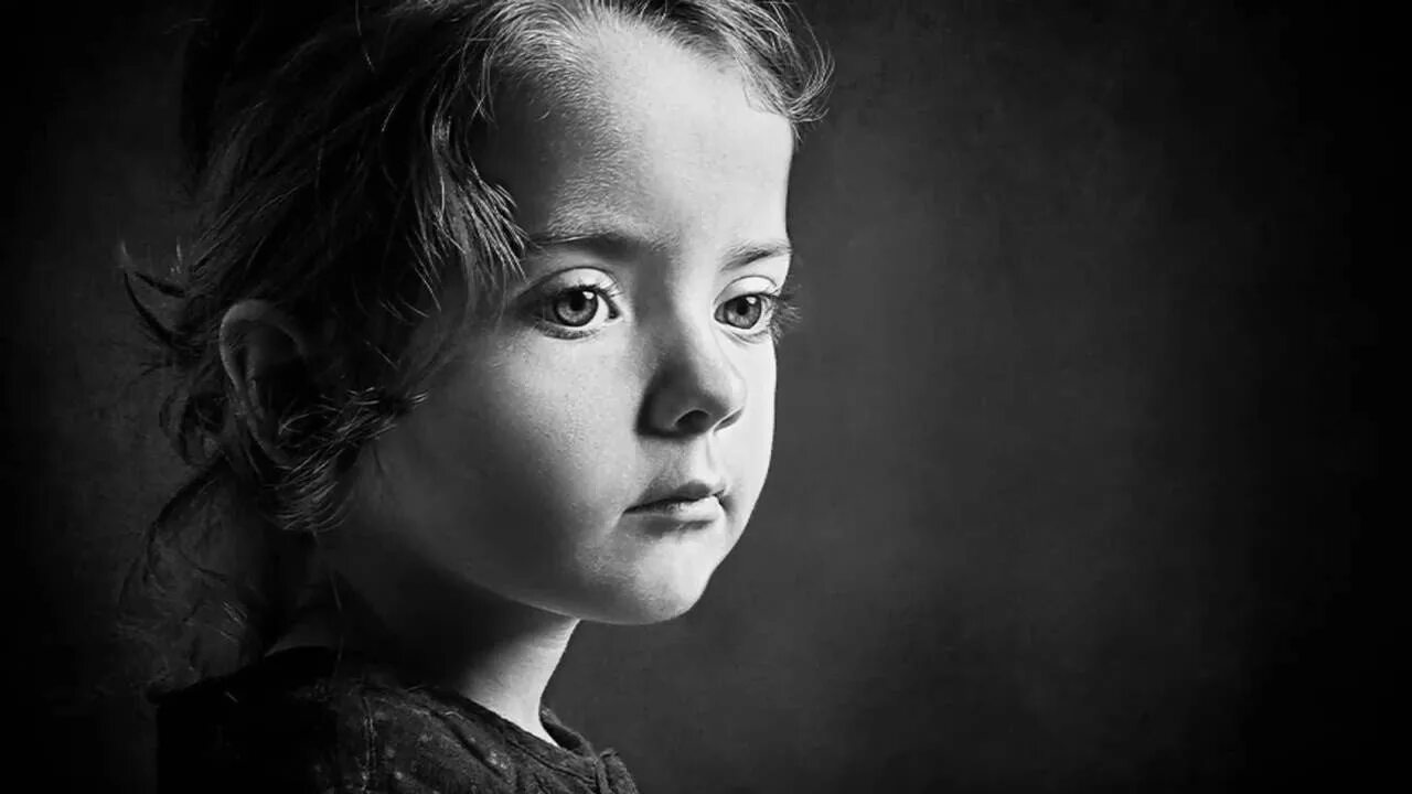 Лучшие портреты детей. Фотопортрет девочки. Портрет ребенка. Фон для детского портрета. Детский портрет на сером фоне.