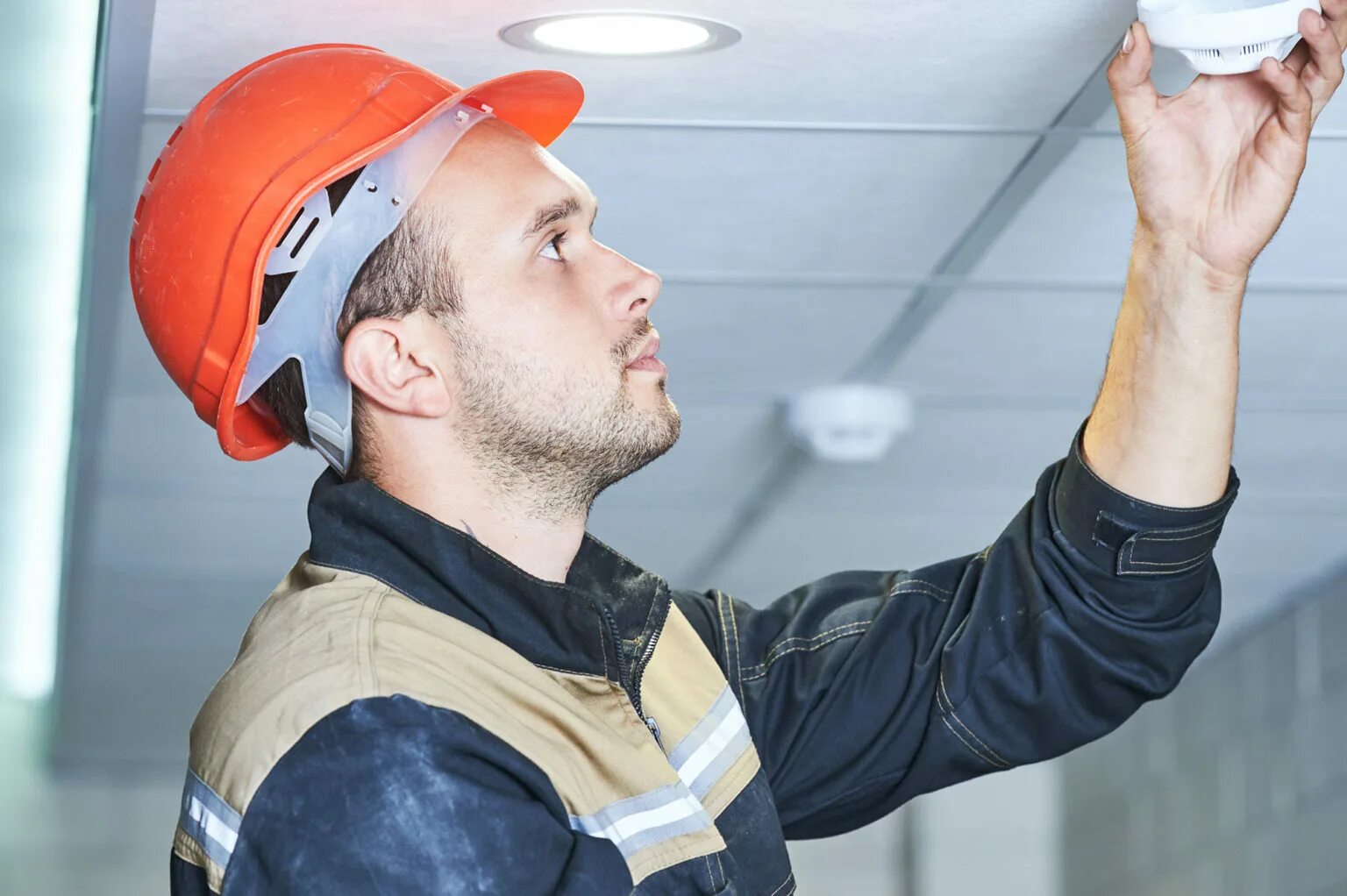 монтажник на высоте. самые опасные профессии. электромонтаж и сантехника. монтажники соль. ремонтник с дрелью.