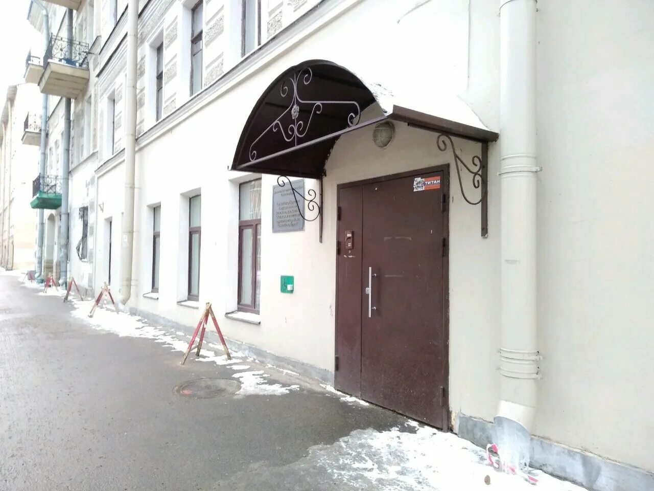 Паспортный стол адмиралтейского района серпуховская 17. Зодчего росси 1-3. Жилищный отдел адмиралтейского района. Жилкомсервис петергофская 13. Гку жилищное.