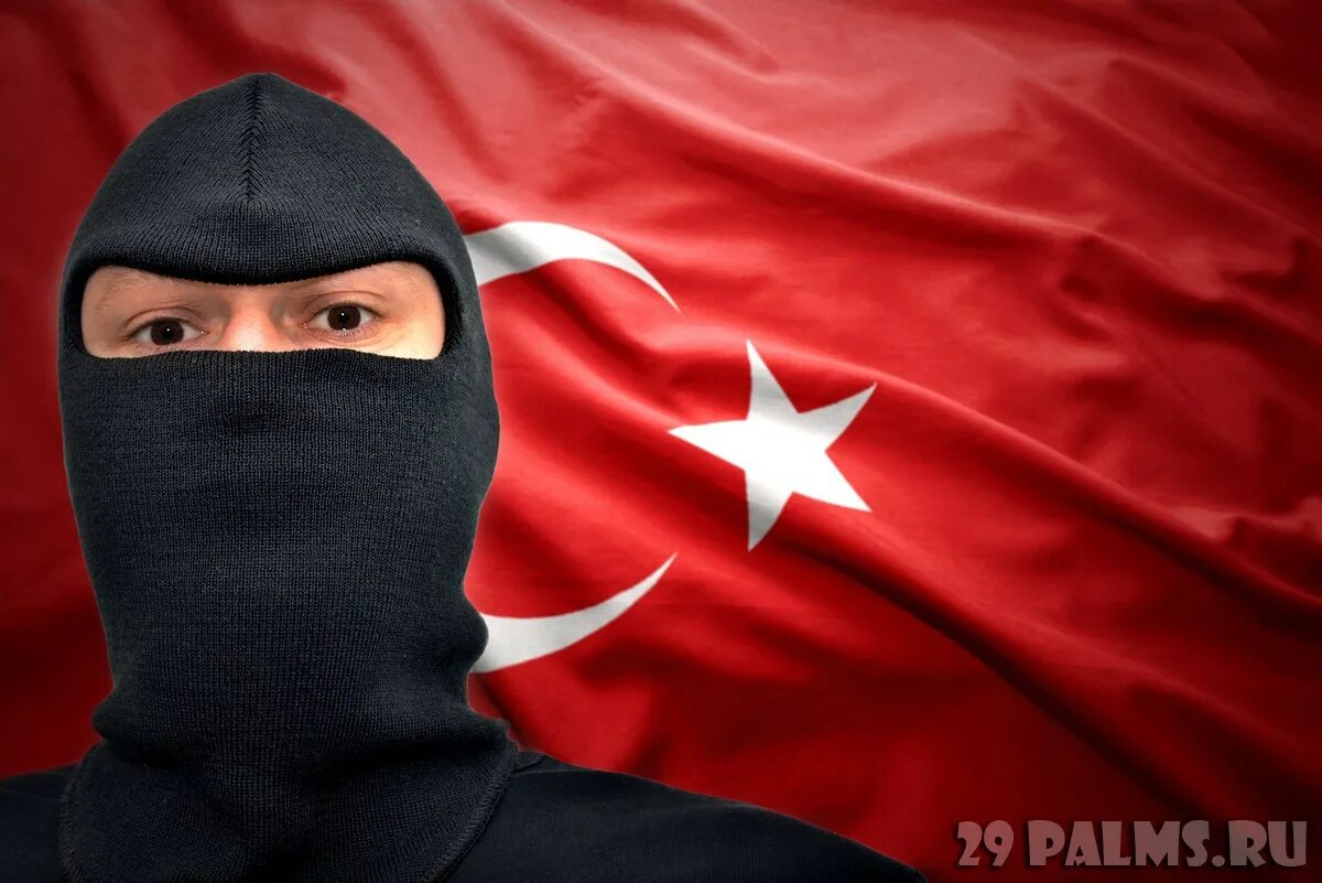 Чел на фоне флага Турции. Спецназ с турецким флагом. Маска с турецким флагом. Турки флаг.