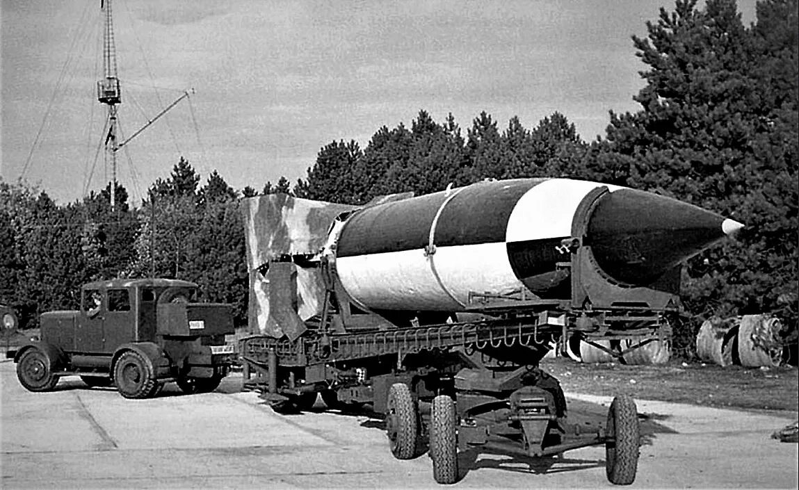 Ракеты фау-1 и фау-2. Фау-2 баллистическая ракета. Ракетная площадка фау 2. Немецкая фау 2. Первая баллистическая ракета фау-2.
