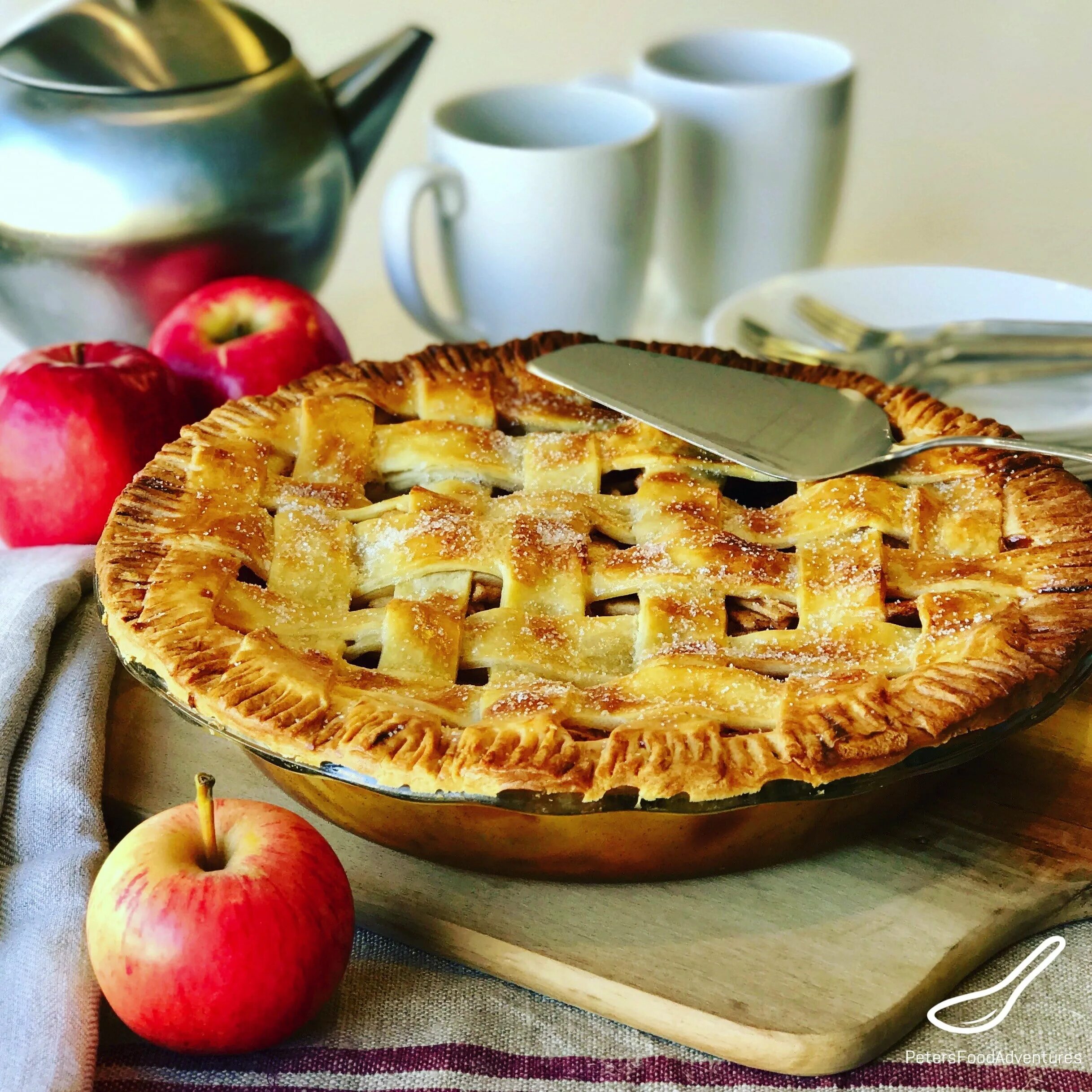 Apple pie (яблочный пирог). Шарлотка американский пирог. Apple pie Cinnamon. Американский яблочный пирог. Сладкий пирог с яблоками